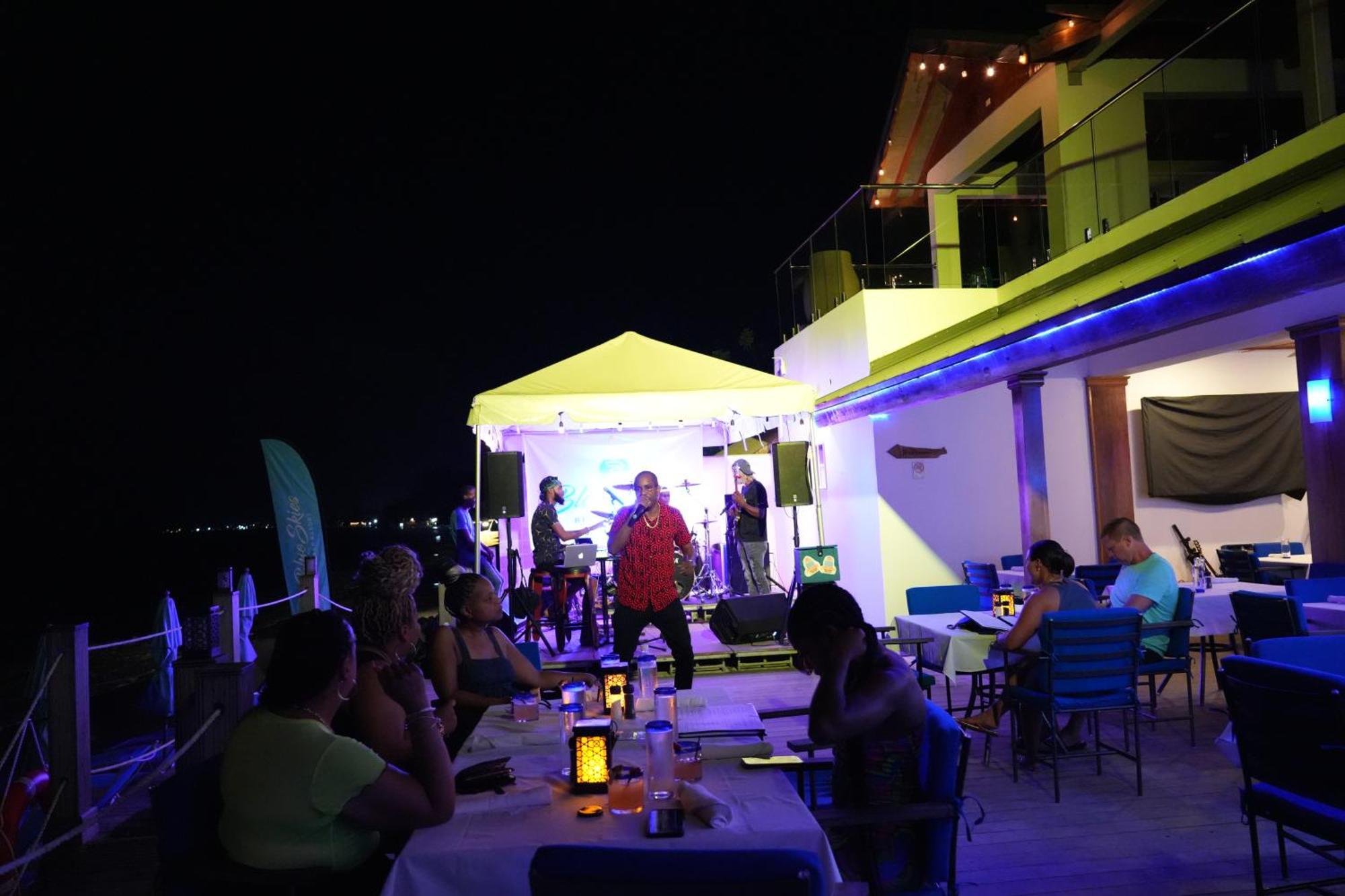 נגריל Blue Skies Beach Resort מראה חיצוני תמונה