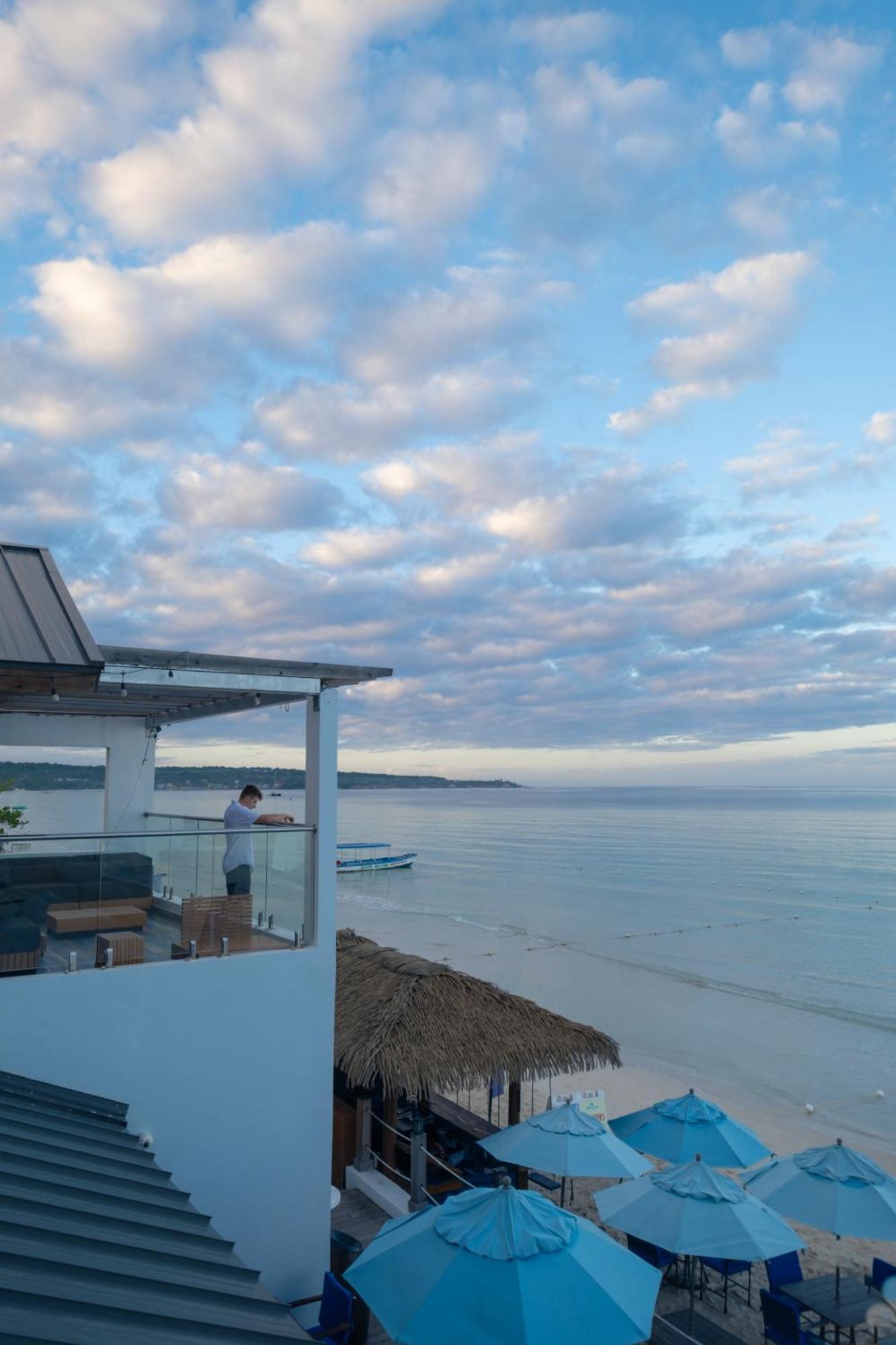 נגריל Blue Skies Beach Resort מראה חיצוני תמונה
