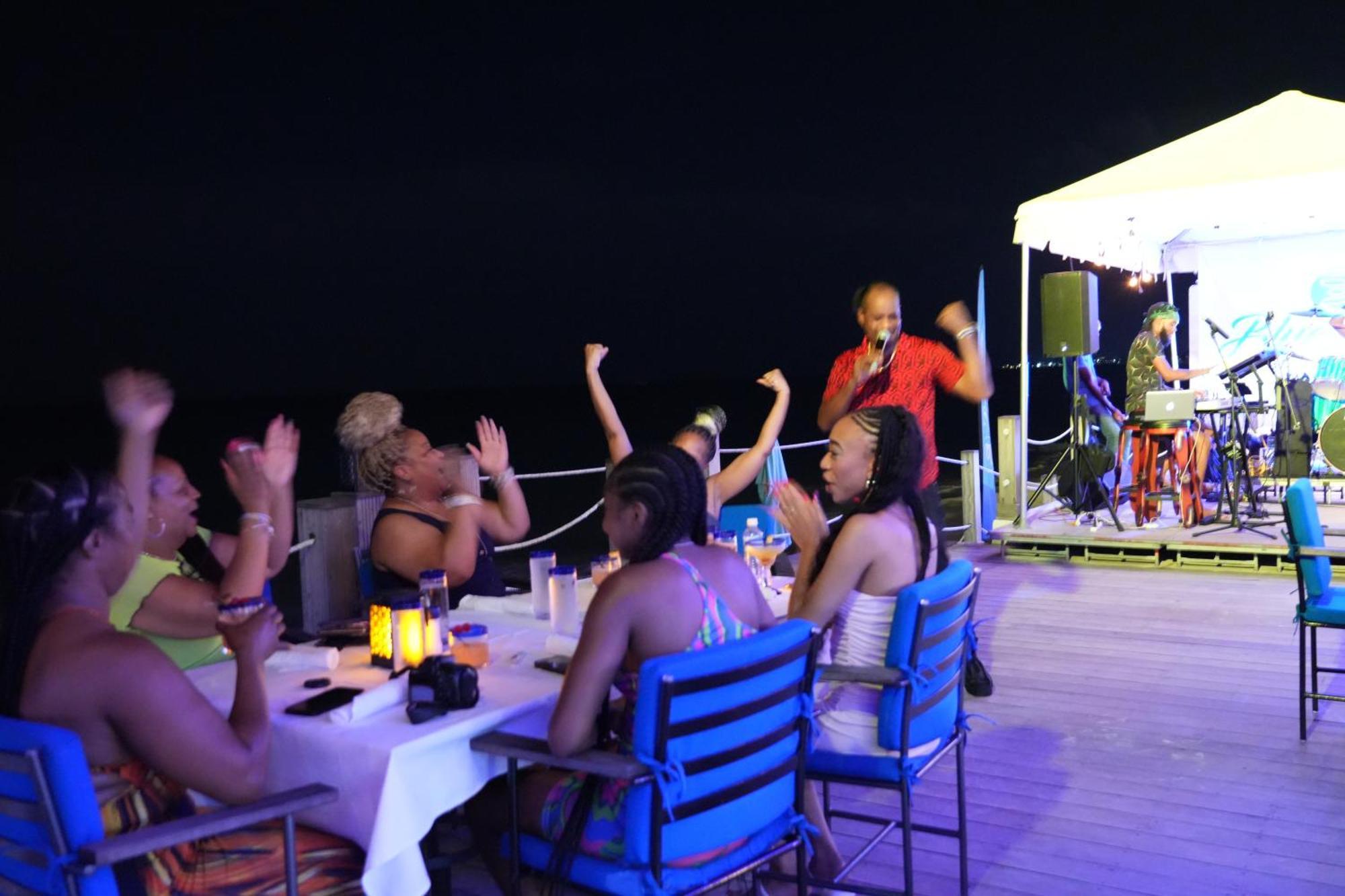 נגריל Blue Skies Beach Resort מראה חיצוני תמונה